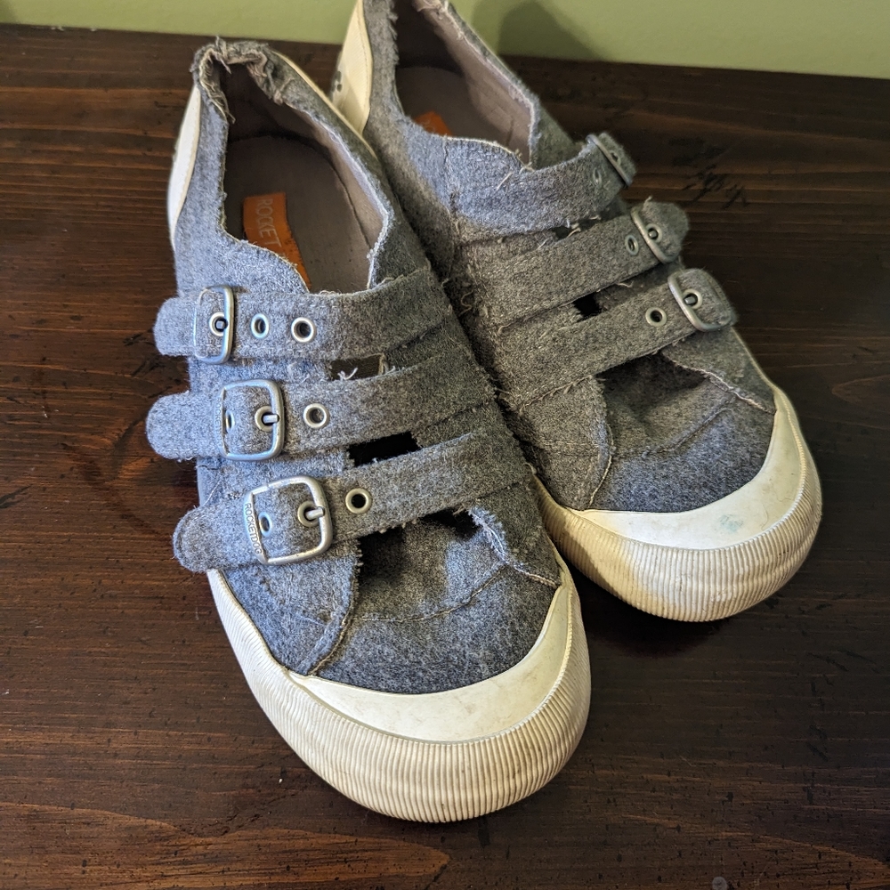 Gray rocket dog distressed sneakers